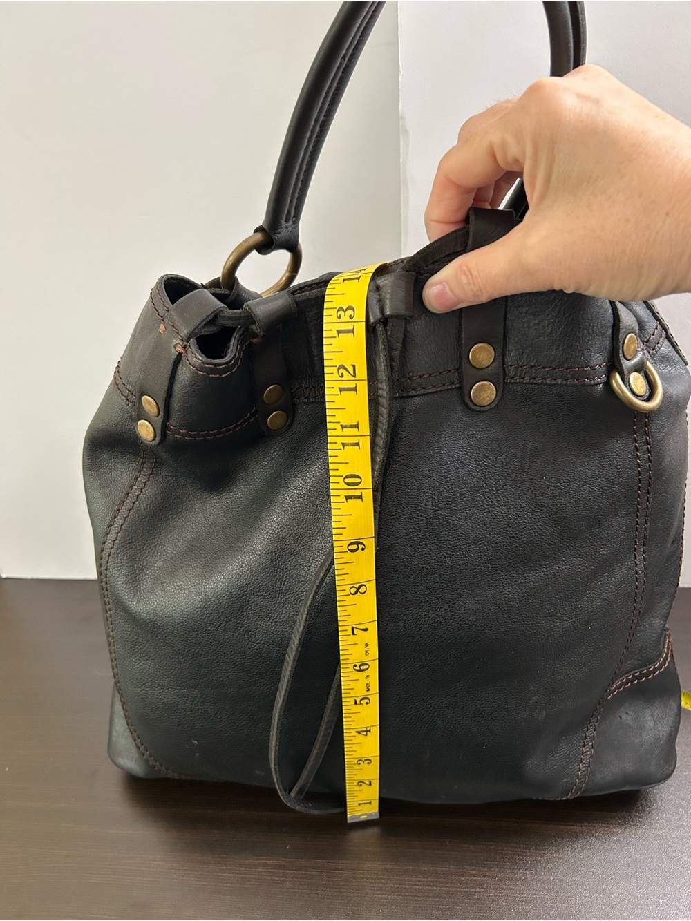 Lucky Brand - Large Black Leather Drawstring Hobo Shoulder Bag - Picture 10 of 16